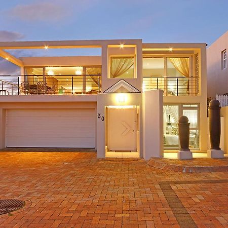 Bayview 30 By Hostagents Villa Bloubergstrand Bagian luar foto