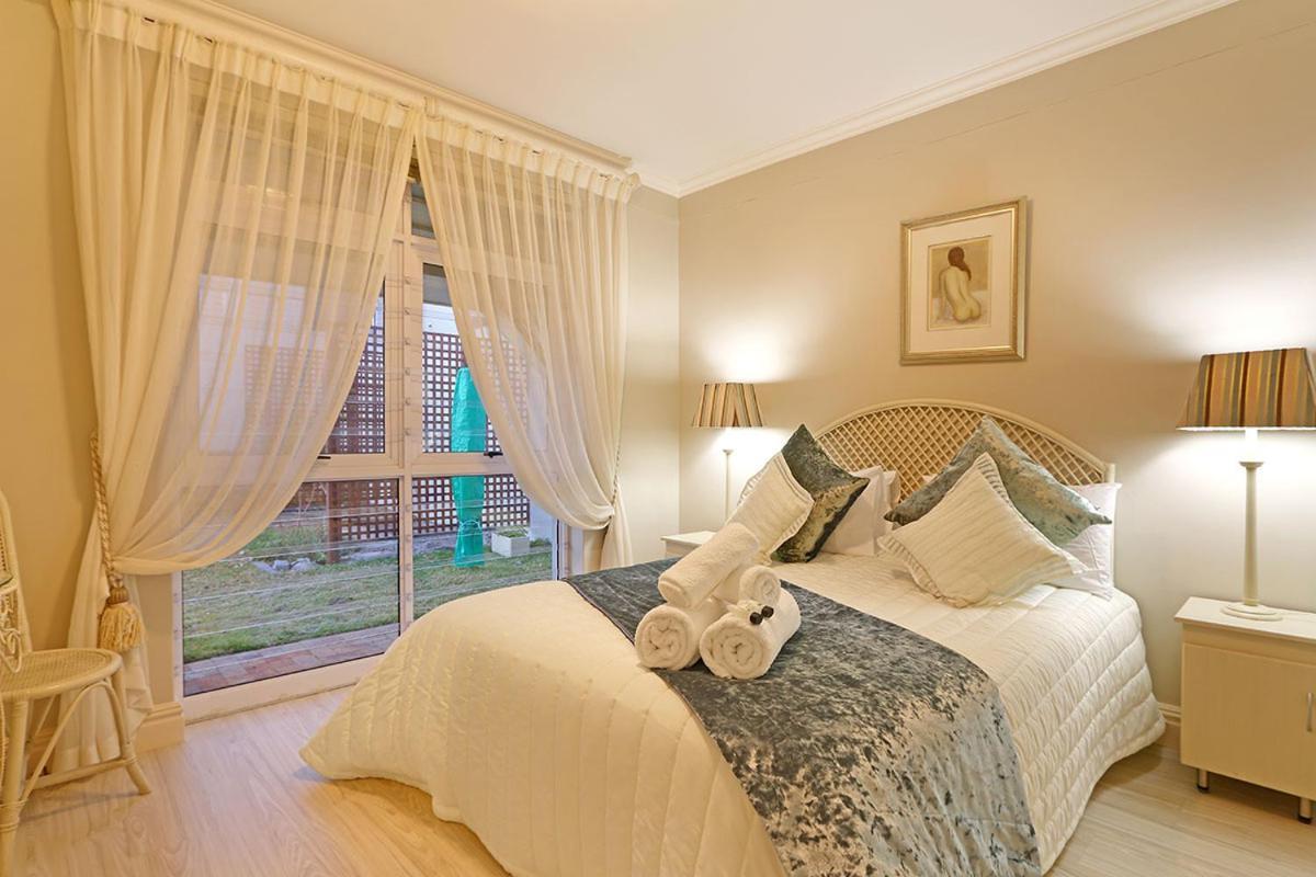 Bayview 30 By Hostagents Villa Bloubergstrand Bagian luar foto