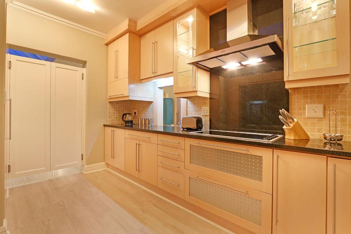 Bayview 30 By Hostagents Villa Bloubergstrand Bagian luar foto