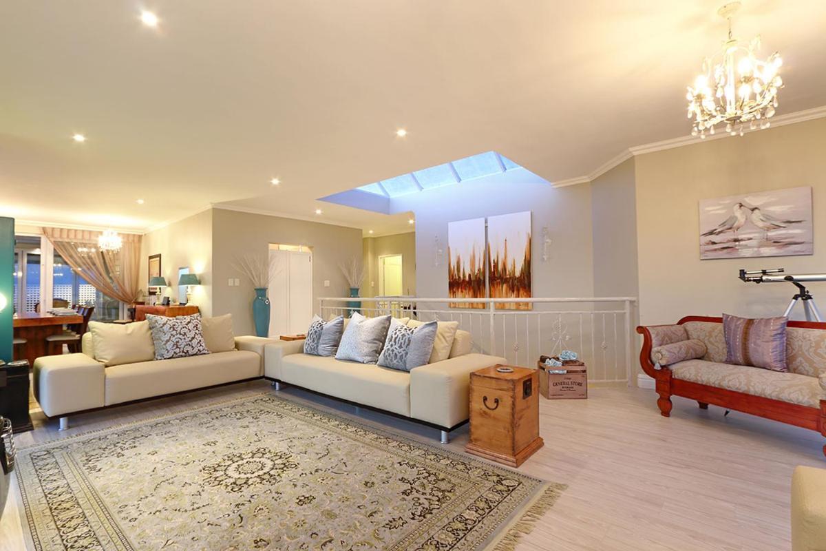 Bayview 30 By Hostagents Villa Bloubergstrand Bagian luar foto