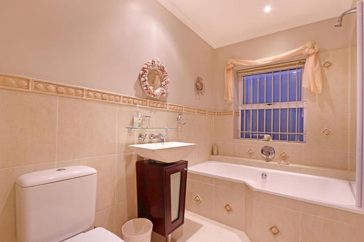 Bayview 30 By Hostagents Villa Bloubergstrand Bagian luar foto