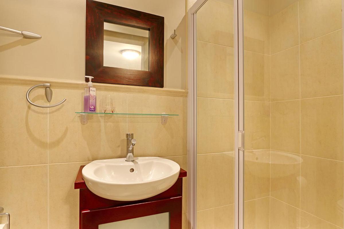 Bayview 30 By Hostagents Villa Bloubergstrand Bagian luar foto