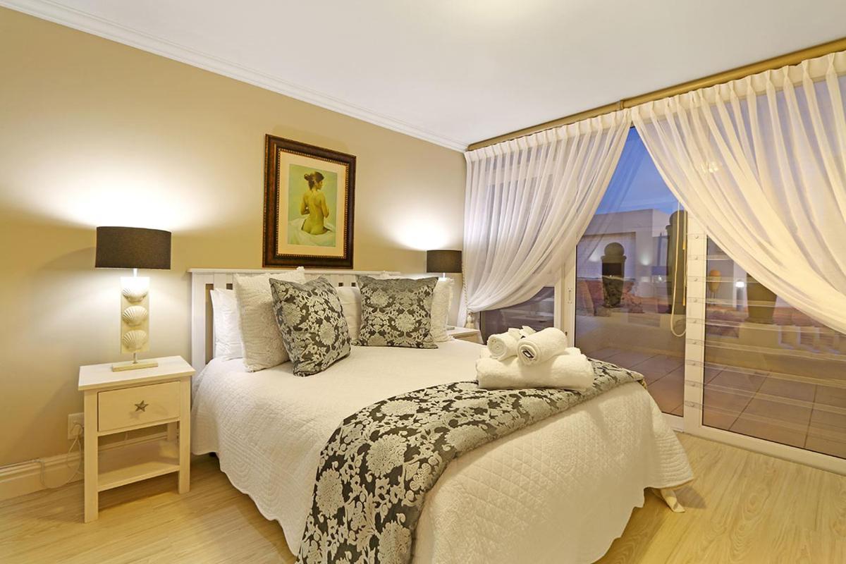 Bayview 30 By Hostagents Villa Bloubergstrand Bagian luar foto