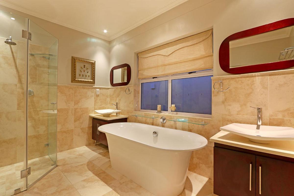 Bayview 30 By Hostagents Villa Bloubergstrand Bagian luar foto